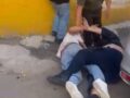 VIDEO. ‘¡Ya cálmense!’; policías reciben puñetazos y patadas de vecinos violentos