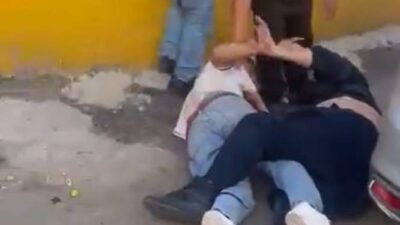 VIDEO. ‘¡Ya cálmense!’; policías reciben puñetazos y patadas de vecinos violentos