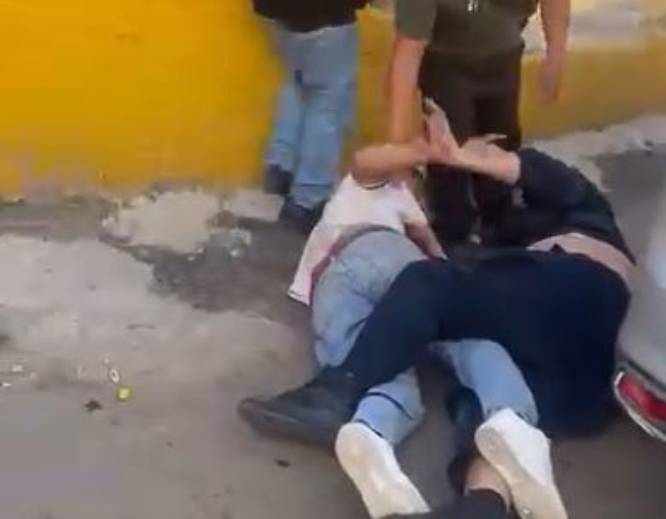 VIDEO. ‘¡Ya cálmense!’; policías reciben puñetazos y patadas de vecinos violentos