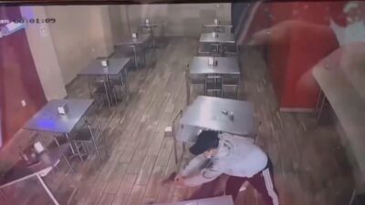 VIDEO: Mesero de local de carnitas trabajaba cuando llegaron a acribillarlo
