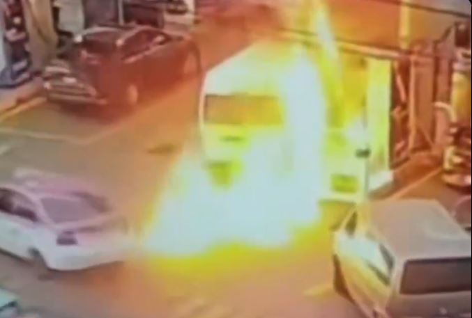 VIDEO: Adicto era llevado al anexo y prende fuego a una camioneta en la gasolinera