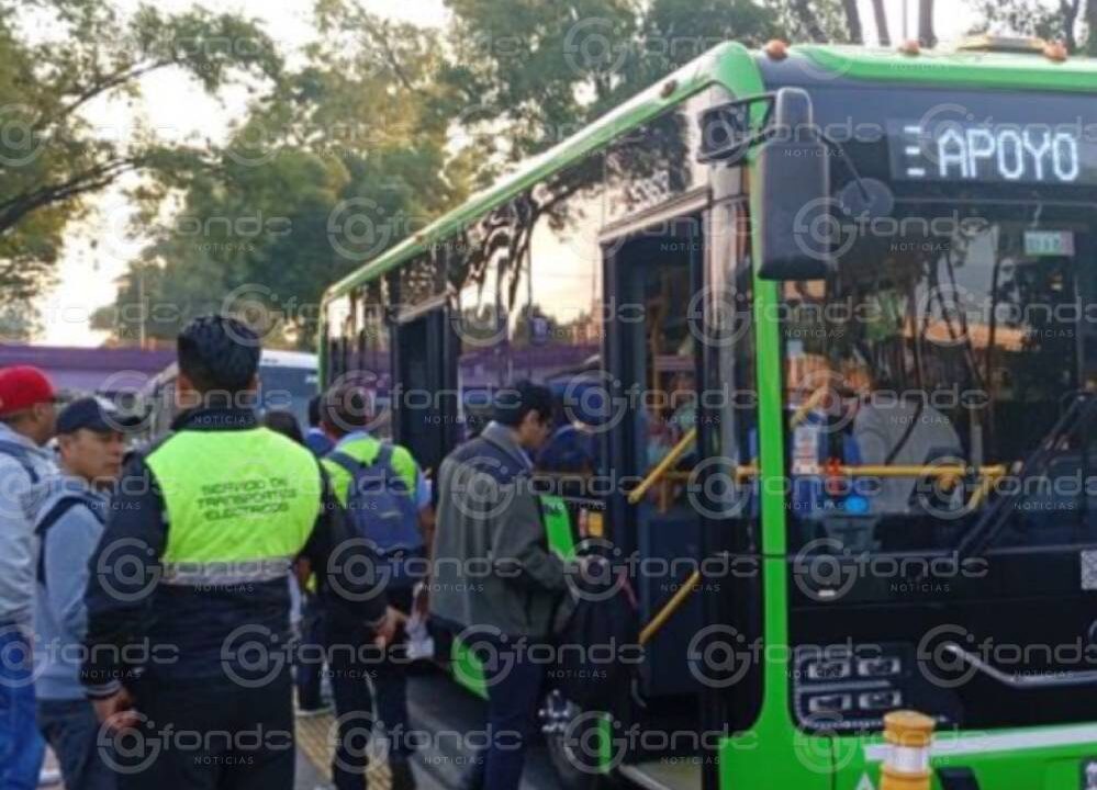 CAOS: Un árbol cayó sobre las vías y cientos de usuarios del Tren Ligero fueron afectados