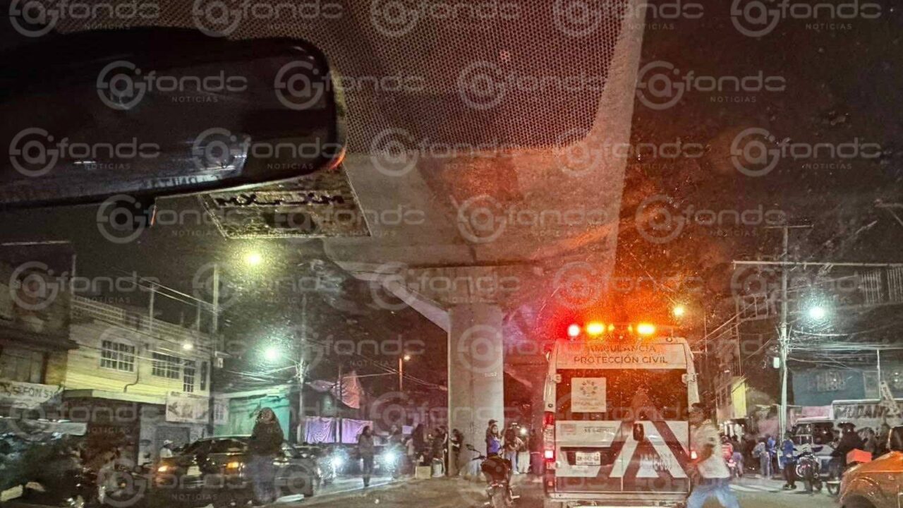 VIDEO. Motociclista se estrella se frente contra un taxi; todo quedó grabado