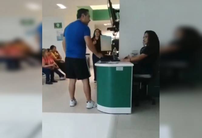 VIDEO: ‘¡Te meto en una bolsa…!’; sujeto amenaza de muerte a una empleada del IMSS