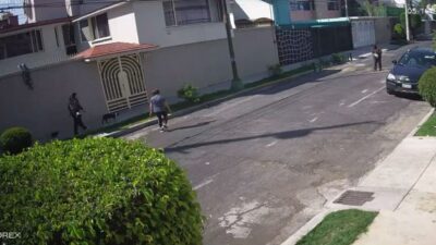 VIDEO: Indigente con cuchillo ataca sin motivo a una señora en la calle