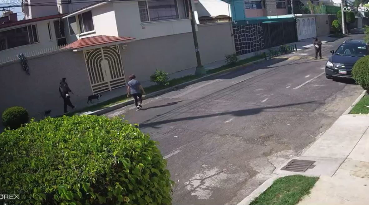 VIDEO: Indigente con cuchillo ataca sin motivo a una señora en la calle