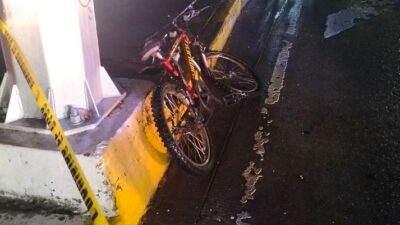 TERRIBLE: Ciclista se metió al carril confinado y acabó sin vida junto a una estación
