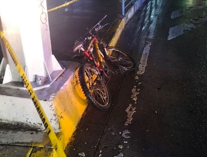 TERRIBLE: Ciclista se metió al carril confinado y acabó sin vida junto a una estación