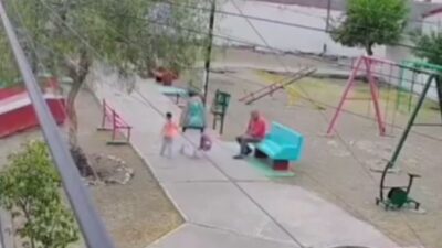 VIDEO: ‘¡Auxilio!’; abuela con su nieta es atacada a rocazos por un indigente