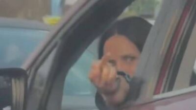 VIDEO: Maestra de La Salle amenaza a conductor con una pistola eléctrica