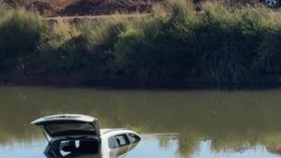 PESADILLA: Mujer sufre terrible muerte atrapada en su camioneta en un canal