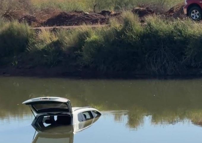 PESADILLA: Mujer sufre terrible muerte atrapada en su camioneta en un canal