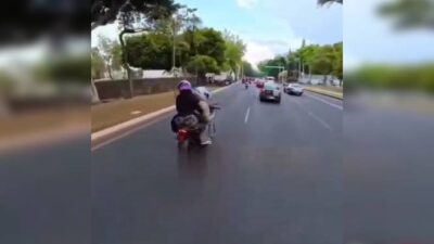 VIDEO. Criminal en motocicleta dispara cerca del edificio de la Fiscalía General de la República