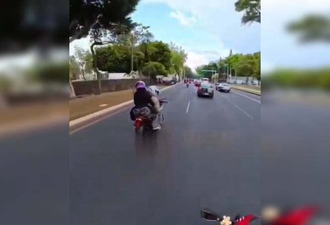 VIDEO. Criminal en motocicleta dispara cerca del edificio de la Fiscalía General de la República