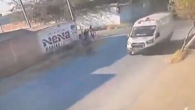 VIDEO: ‘Se nos atravesó’; paramédicos en ambulancia tiran un poste y huyen