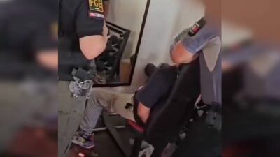 VIDEO: Agentes de la fiscalía se burlan mientras torturan a un hombre con una bolsa de plástico
