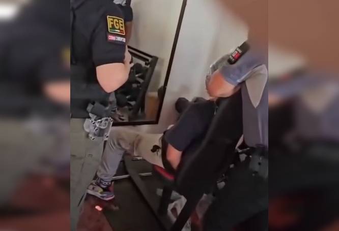VIDEO: Agentes de la fiscalía se burlan mientras torturan a un hombre con una bolsa de plástico