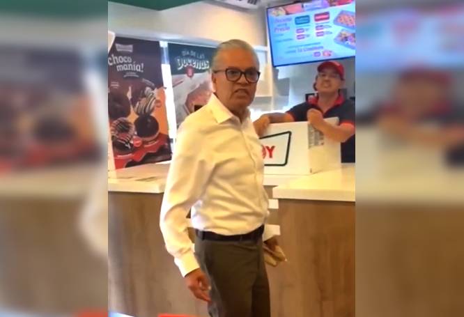 VIDEO: ‘#LordDonas’; señor enloquece e insulta a todos en una sucursal de Krispy Kreme
