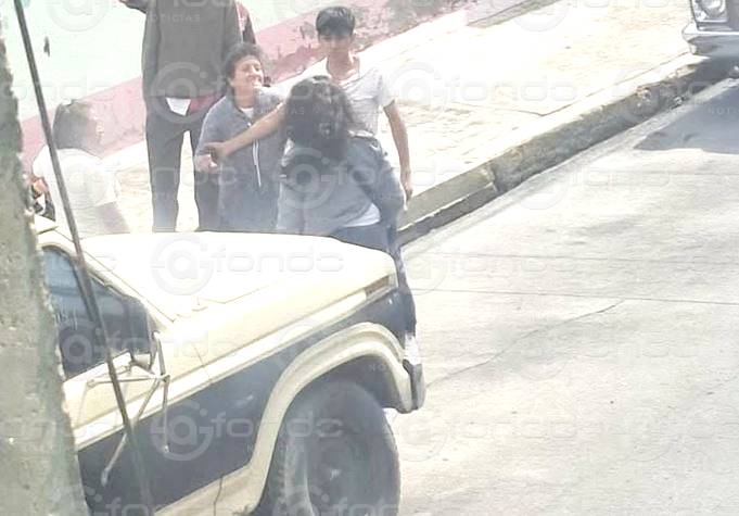 VIDEO. Mujer caminaba con su hija pequeña cuando le dieron una inexplicable golpiza