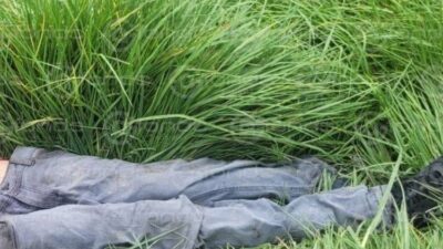 TERROR. Dejan junto a un camino a un hombre muerto con una bolsa en la cabeza