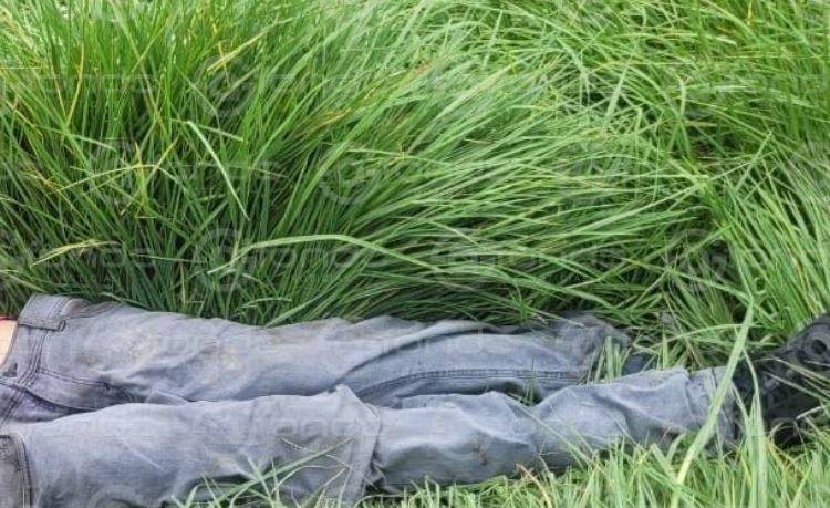 TERROR. Dejan junto a un camino a un hombre muerto con una bolsa en la cabeza
