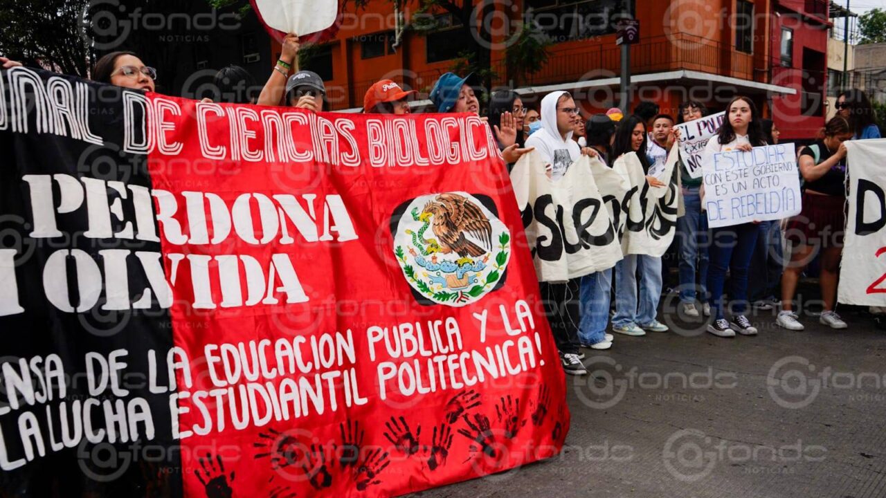 CAOS VIAL.  Estudiantes de varias escuelas del IPN toman vialidades para ser escuchados