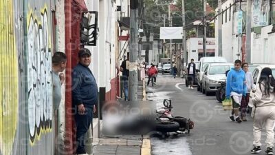 FATAL: Motociclista iba a alta velocidad, perdió el control y murió contra un poste