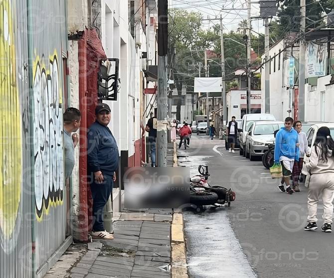 FATAL: Motociclista iba a alta velocidad, perdió el control y murió contra un poste