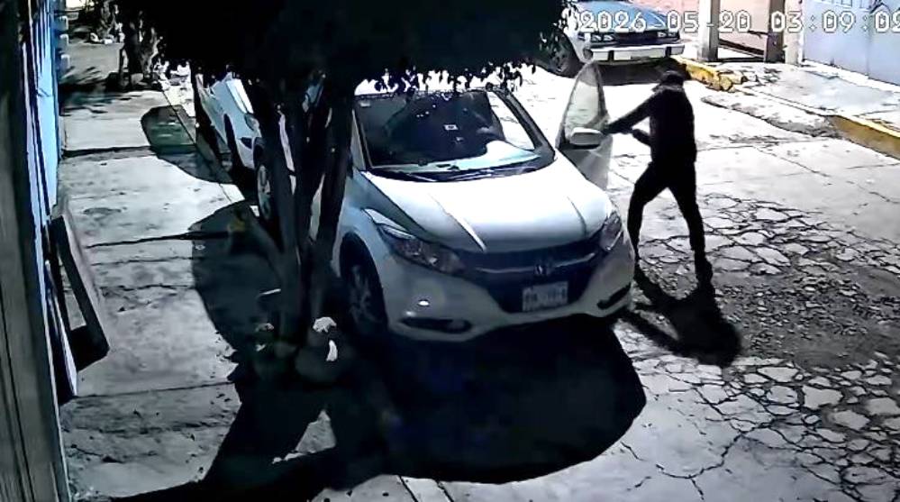 VIDEO: Rateros abren autos por la madrugada y se los llevan; vecinos ya están hartos