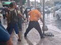 VIDEO: Señores se dan con todo por un lugar en la fila del camión