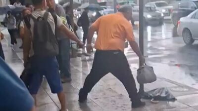 VIDEO: Señores se dan con todo por un lugar en la fila del camión
