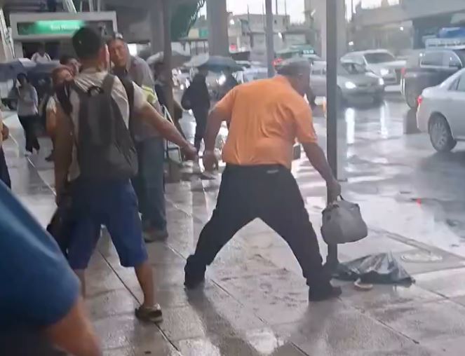 VIDEO: Señores se dan con todo por un lugar en la fila del camión