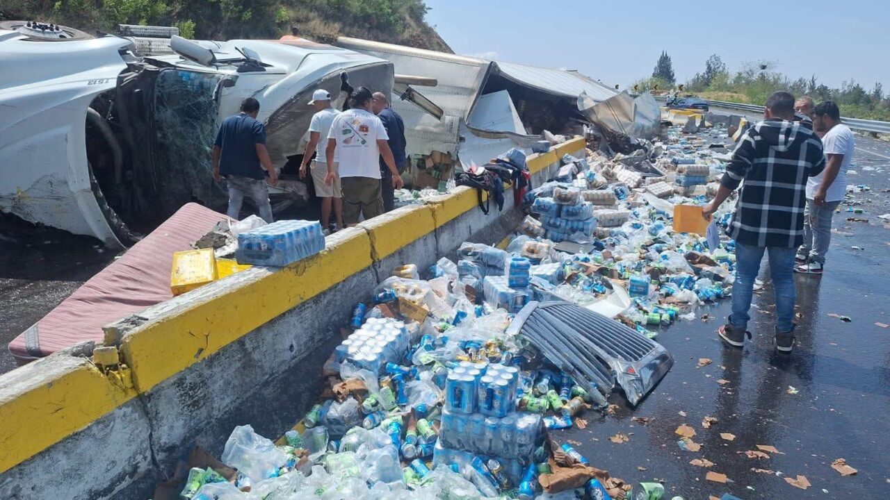 DESASTRE: Tráiler vuelca y riega toneladas de bebidas energizantes en Edomex