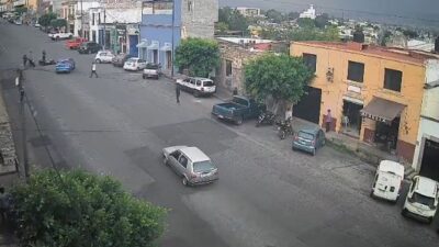 VIDEO: ‘¿Quién tuvo la culpa?’; motociclista derrapa y se estrella contra un auto