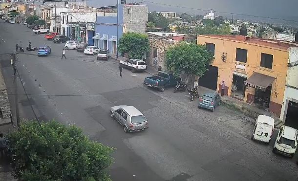 VIDEO: ‘¿Quién tuvo la culpa?’; motociclista derrapa y se estrella contra un auto