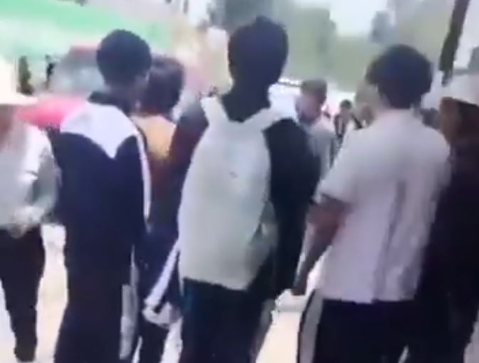 VIDEO: Adolescente pierde una pelea, va por su papá y el señor golpea al otro chavito
