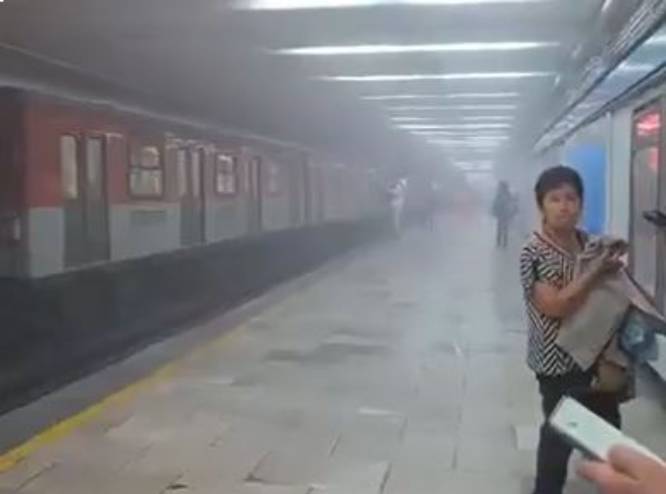 VIDEO. Humo en andenes alerta a usuarios del Metro y terminan desalojados