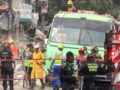 VIDEO: Se desploma una barda sobre un camión de pasajeros; hay tres heridos