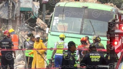 VIDEO: Se desploma una barda sobre un camión de pasajeros; hay tres heridos