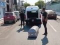VIDEO: ‘¡Se les cayó el muerto!’; ataúd con un cuerpo cae de una carroza fúnebre