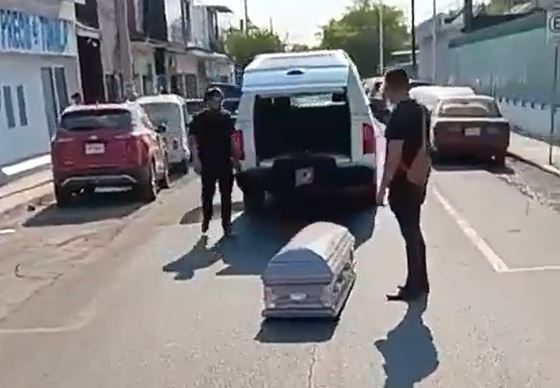 VIDEO: ‘¡Se les cayó el muerto!’; ataúd con un cuerpo cae de una carroza fúnebre