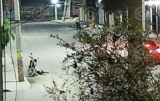 VIOLENCIA. Un hombre estaba por subirse a su moto cuando llegaron a matarlo