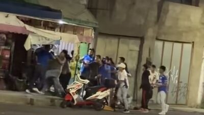 VIDEO: Fanáticos del ‘Azul’ y Pumas desatan pelea a golpes en un negocio de venta de alcohol