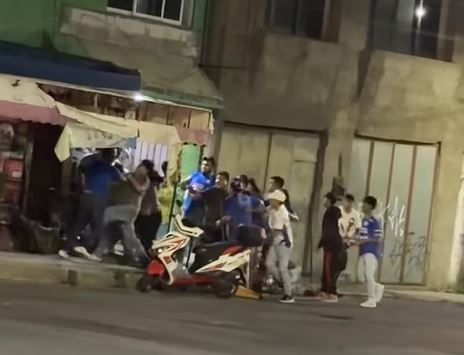 VIDEO: Fanáticos del ‘Azul’ y Pumas desatan pelea a golpes en un negocio de venta de alcohol