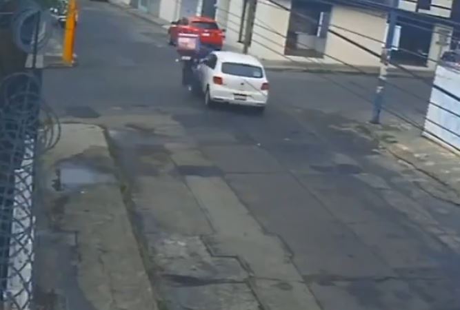 VIDEO: Repartidor en moto se estrella contra un carro y ya no pudo reaccionar