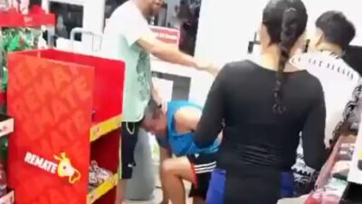 VIDEO: Clientes de tienda Oxxo arman pelea frente a sus hijas pequeñas