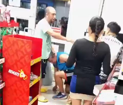 VIDEO: Clientes de tienda Oxxo arman pelea frente a sus hijas pequeñas