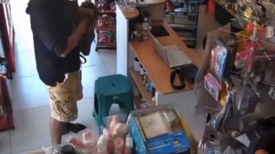 VIDEO: ‘¡Déjame, por favor!’; jovencita es apuñalada dentro de una papelería