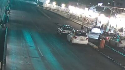 VIDEO: Abuelo cruza sin precaución y muere arrollado por una combi