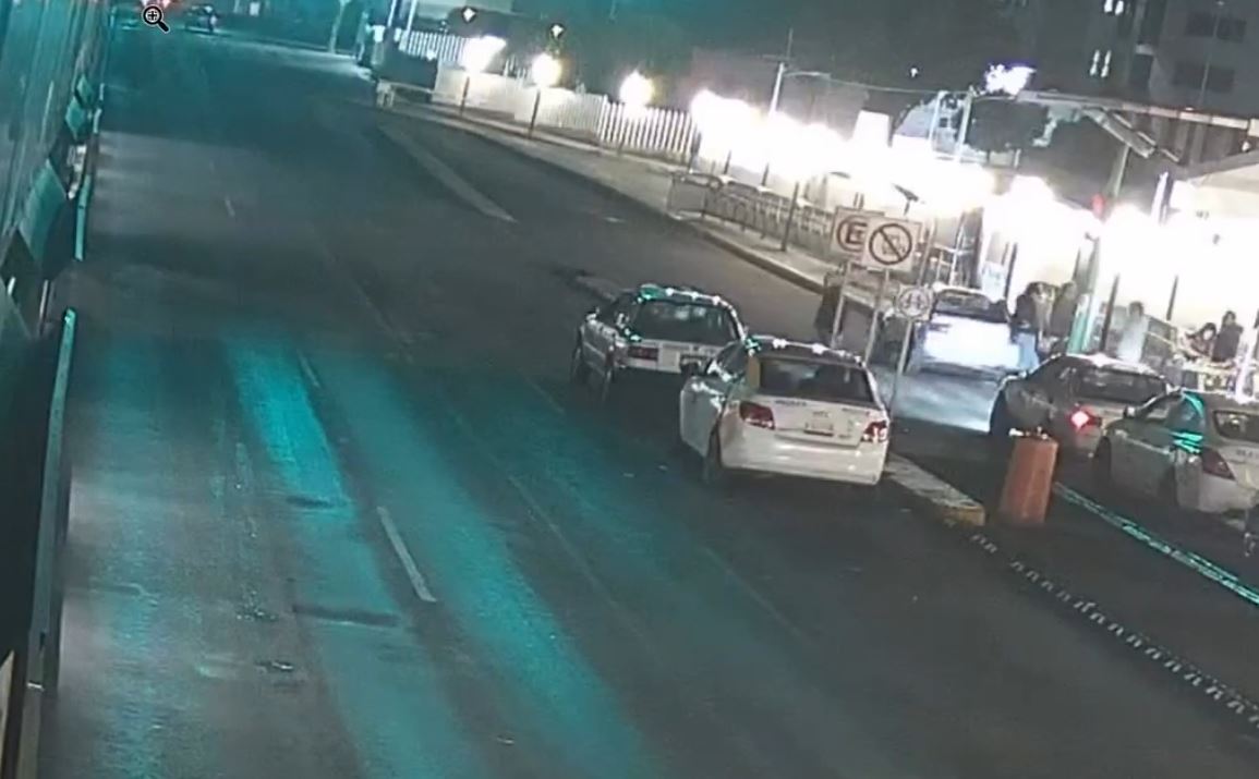 VIDEO: Abuelo cruza sin precaución y muere arrollado por una combi